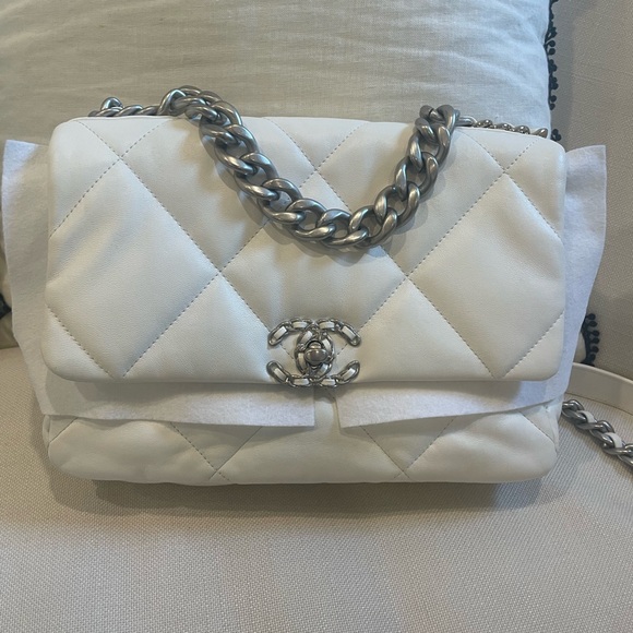 CHANEL 19 HANDBAG
Lambskin, Gold-Tone, Silver-Tone & Ruthenium-Finish Metal - Picture 14 of 15